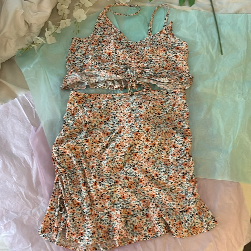 gently worn Live to be spoiled 2 pc floral set size small top and med skirt